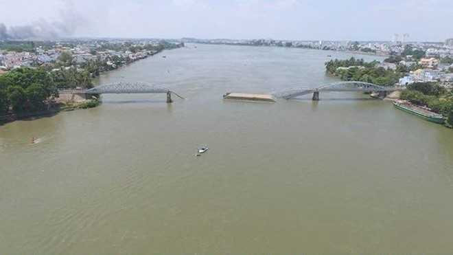 Hiện các lực lượng chức năng đang nỗ lực tìm kiếm các nạn nhân nghi bị rơi xuống cầu, và tìm cách khắc phục sự cố (ảnh: Bạn đọc House Nguyen/Zing.vn)