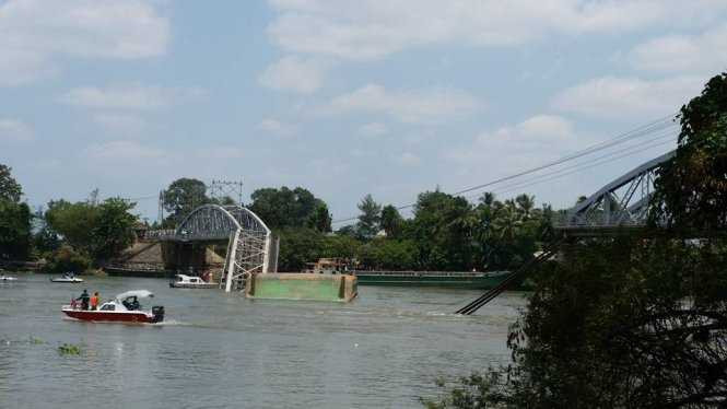 Ảnh: Cận cảnh cầu Ghềnh bị sà lan đâm sập