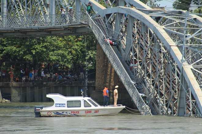 Vụ việc khiến nhiều chuyến tàu hoả bị hoãn (ảnh: Bạn đọc Lê Đức Nhân/Zing.vn)