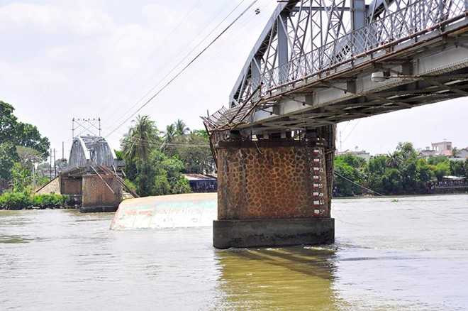 Ảnh: Cận cảnh cầu Ghềnh bị sà lan đâm sập