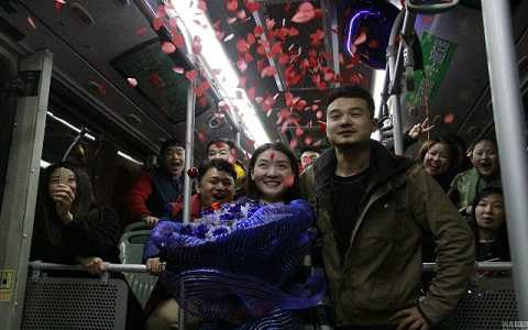 Anh Li Chong đã cầu hôn bạn gái ngay trên chiếc xe bus, nơi hai người gặp nhau 6 năm về trước