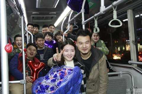 Cặp đôi hạnh phúc trước những lời chúc phúc của bạn bè và người thân