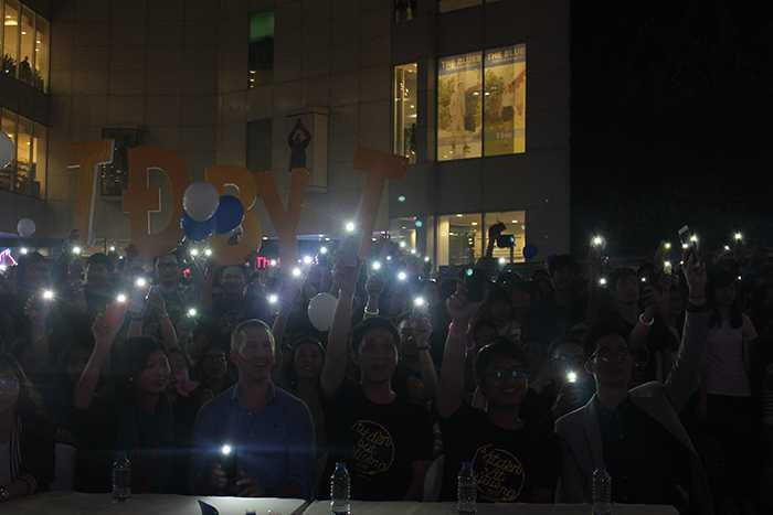 Ca sỹ Bùi Anh Tuấn cùng hàng nghìn bạn trẻ tham gia Giờ Trái đất