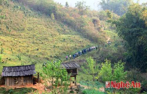 Nhân lực mới được UBND huyện Kỳ Sơn điều động, di chuyển vào các địa điểm cháy để dập lửa.