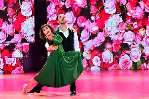 Mở màn liveshow 4 chương trình Vip Dance với chủ đề “Đêm điện ảnh” , Diệu Nhi đã mang đến cho khán giả một phần trình diễn ấn tượng khi hóa thân thành cô ca sĩ Edith Piaf trong bộ phim Lavie en rose qua thể loại Rumba kết hợp với đương đại. Nội dung bài nhảy nói về cuộc đời trải qua nhiều đau khổ của nhân vật chính với thông điệp: cuộc đời vẫn là màu hồng dù cho có nhiều biến cố thử thách. Mở màn liveshow 4 chương trình Vip Dance với chủ đề “Đêm điện ảnh” , Diệu Nhi đã mang đến cho khán giả một phần trình diễn ấn tượng khi hóa thân thành cô ca sĩ Edith Piaf trong bộ phim Lavie en rose qua thể loại Rumba kết hợp với đương đại. Nội dung bài nhảy nói về cuộc đời trải qua nhiều đau khổ của nhân vật chính với thông điệp: cuộc đời vẫn là màu hồng dù cho có nhiều biến cố thử thách.