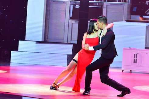 Hồng Quế rời bỏ hình tượng đối lập giữa đen và trắng trong bài thi tuần trước để cùng với bạn nhảy Kristian mang đến phong cách cực quyến rũ với điệu nhảy Tango Argentina khi hóa thân thành cặp đôi Smith. Hồng Quế rời bỏ hình tượng đối lập giữa đen và trắng trong bài thi tuần trước để cùng với bạn nhảy Kristian mang đến phong cách cực quyến rũ với điệu nhảy Tango Argentina khi hóa thân thành cặp đôi Smith.