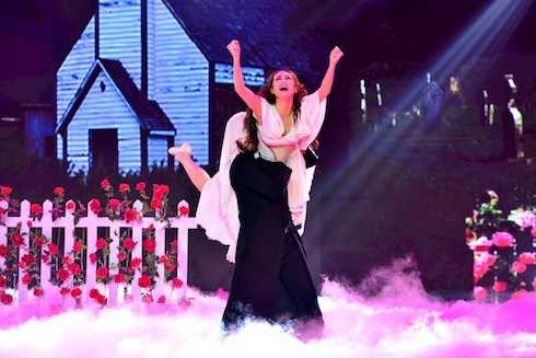 Khánh My kể lại câu chuyện tình yêu giữa cô gái và người cha xứ qua tác phẩm điện ảnh nổi tiếng Tiếng chim hot trong bụi mận gai qua điệu nhảy Vance và Paso với phần nhảy và diễn xuất khiến người xem không kiềm nén được sự xúc động. Phần nhập vai của Khánh My được đánh giá rất tốt và cô nhận được điểm số khá cao. Khánh My kể lại câu chuyện tình yêu giữa cô gái và người cha xứ qua tác phẩm điện ảnh nổi tiếng Tiếng chim hot trong bụi mận gai qua điệu nhảy Vance và Paso với phần nhảy và diễn xuất khiến người xem không kiềm nén được sự xúc động. Phần nhập vai của Khánh My được đánh giá rất tốt và cô nhận được điểm số khá cao.