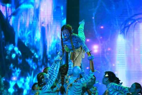 Cuối cùng, Khả Ngân đem đến câu chuyện trong bộ phim Avatar kinh điển với điệu nhảy Rumba và Paso. Khả Ngân đã biến hóa đa dạng qua mỗi tuần thi từ hình ảnh người thiếu phụ đằm thắm, mặn mà đến hình tượng quyến rũ, nóng bỏng hơn và đêm nay là phần biểu diễn xuất sắc từ phần nhảy đến phần diễn xuất và hóa trang tạo hình nhân vật kỹ lưỡng. Cuối cùng, Khả Ngân đem đến câu chuyện trong bộ phim Avatar kinh điển với điệu nhảy Rumba và Paso. Khả Ngân đã biến hóa đa dạng qua mỗi tuần thi từ hình ảnh người thiếu phụ đằm thắm, mặn mà đến hình tượng quyến rũ, nóng bỏng hơn và đêm nay là phần biểu diễn xuất sắc từ phần nhảy đến phần diễn xuất và hóa trang tạo hình nhân vật kỹ lưỡng.