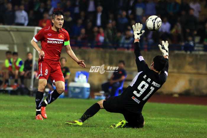Cú bấm bóng của Công Vinh