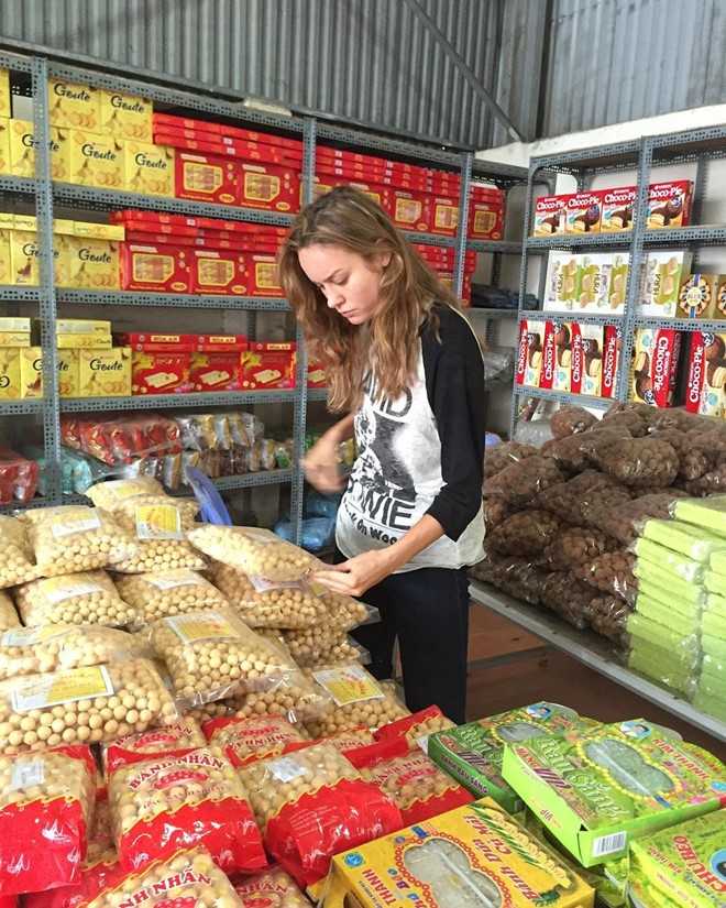 Dàn sao 'Kong: Skull Island' khoe ảnh đi ăn, chơi ở Việt Nam