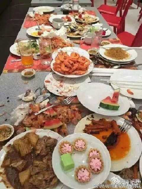 Thức ăn thừa la liệt trên bàn ăn của nhóm du khách Trung Quốc