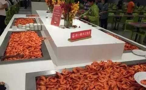 Những khay tôm khi còn nguyên vẹn Những khay tôm khi còn nguyên vẹn