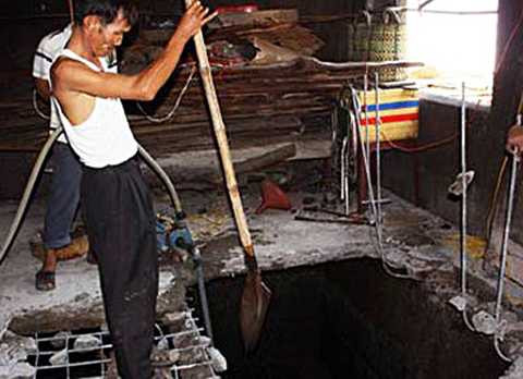 Hầm nước thải, nơi người chồng phi tang xác vợ. Ảnh: T.V