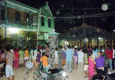 Hàng trăm người vây kín căn nhà khang trang, theo dõi cảnh sát khám nghiệm khi hay tin thi thể chị vợ bị chồng sát hại, phi tang xác dưới hầm nước thải. Ảnh: T.V