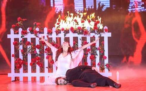 Trên nền nhạc Haxenai và Battle for all time, cặp đôi kể lại câu chuyện tình yêu đẹp vấp phải sự cấm đoán giữa cô gái bướng bỉnh Meggie và vị cha xứ Ralph. Vì tình cảm mãnh liệt, cả hai đã sinh ra một người con trai để rồi phải chịu sự trừng phạt từ đấng Chúa trời. 