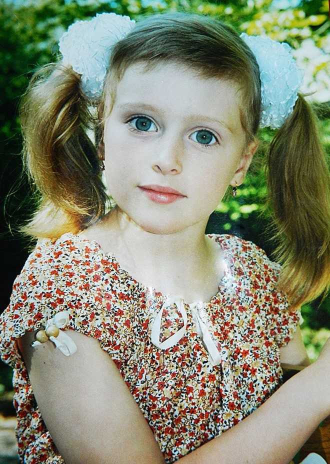 Ngắm nhìn cơ bắp cuồn cuộn của búp bê Nga xinh đẹp