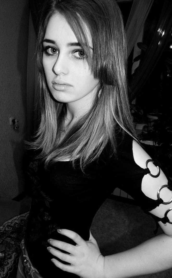 Ngắm nhìn cơ bắp cuồn cuộn của búp bê Nga xinh đẹp