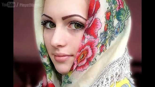 Ngắm nhìn cơ bắp cuồn cuộn của búp bê Nga xinh đẹp