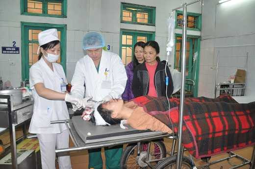 Bác sỹ BV Đa khoa Hà Đông cấp cứu cho nạn nhân vụ nổ ở khu đô thị Văn Phú.