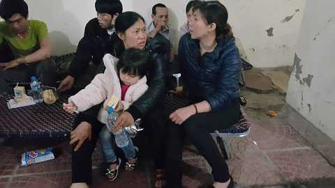 Đứa con của chị Lệ được người thân mang vào thăm mẹ