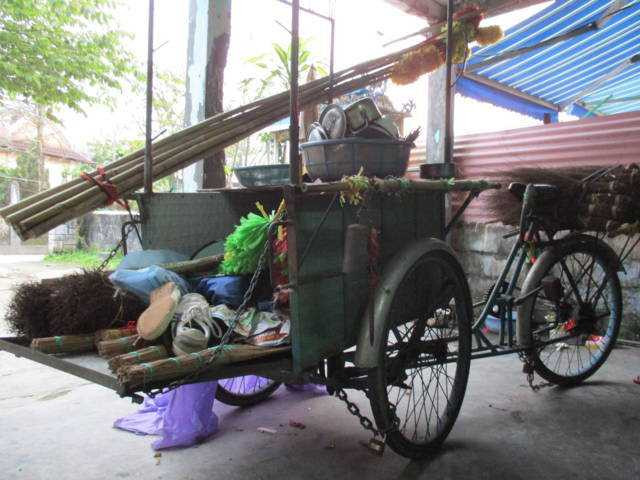 Nguồn sống của gia đình Sơn phụ thuộc vào cái xe ba gác mà bố mẹ em dùng làm phương tiện đi bán chổi, tăm trẻ. Từ ngày Sơn gặp nạn cái xe nằm im trong góc nhà.