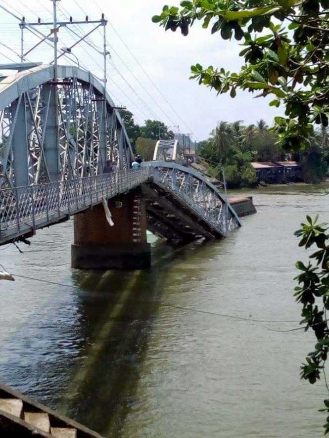 Hiện trường sập cầu Ghềnh (ảnh: bạn đọc Viet Phuong/TTO)