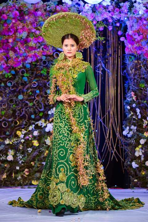 Trên sân khấu sự kiện truyền thống, nữ người mẫu trưởng thành từ Vietnam’s Next Top Model 2015 kiêu sa trong bộ áo dài họa tiết hoa tươi do các chuyên gia về hoa sáng tạo. Sau phần giới thiệu các tác phẩm của thí sinh, nhà thiết kế hoa Cao Sơn trình làng 6 bộ áo dài do chính anh thiết kế và tự tay kết hoa. 