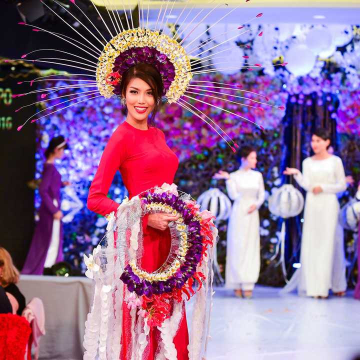 Vừa qua, hội thi kết hoa trên áo dài, thuộc khuôn khổ Lễ hội Áo dài TP HCM lần thứ 3, diễn ra tại TP HCM. Chương trình diễn ra với sự góp mặt của 25 thí sinh trong và ngoài nước tranh tài. Các sản phẩm áo dài kết hoa được trình diễn trên sân khấu bởi các người mẫu Việt. Dựa vào yếu tố sáng tạo, ý nghĩa, đi sát với chủ đề truyền thống, ban giám khảo chọn ra người thắng cuộc