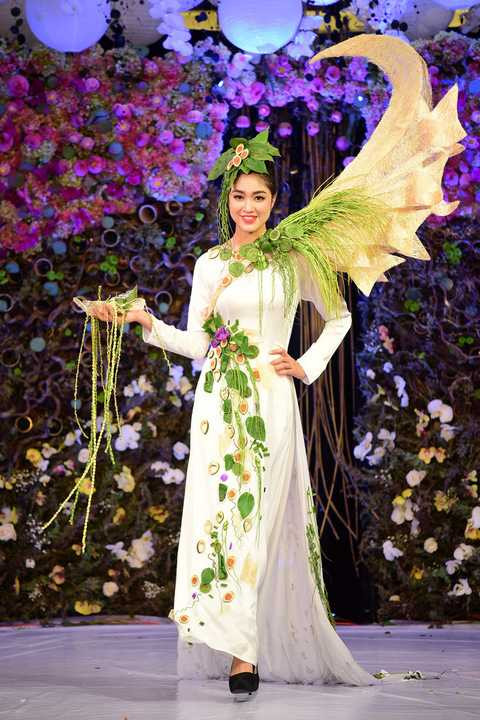 Nhà thiết kế cho biết, mỗi bộ áo dài kết hoa của anh đều sử dụng yếu tố truyền thống làm chủ đạo. Một số thiết kế theo tiêu chí phối đồng màu, họa tiết hoa tươi được chọn lựa ton sur ton cùng màu áo dài, tạo sự thống nhất về sắc độ và đường nét.