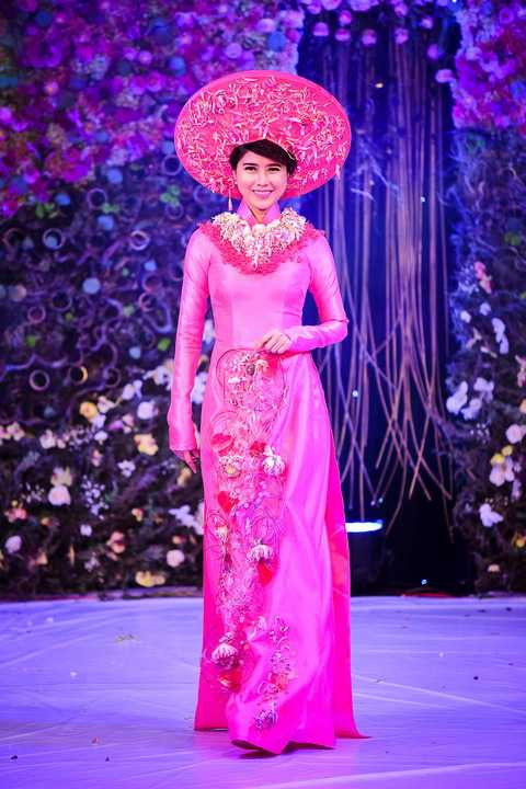 Nhà thiết kế mất nhiều ngày để lên ý tưởng cũng như chuẩn bị các loại hoa tươi phù hợp