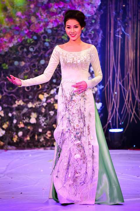 Anh và cộng sự mất hơn một ngày để đính hoa lên áo dài theo phương pháp thủ công.