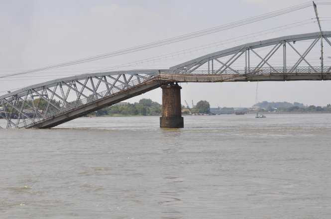 Cầu Ghềnh bị sà lan đâm sập (ảnh: bạn đọc Nguyen Trong Hieu/TTO)