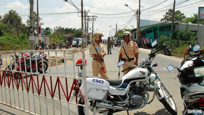 Cảnh sát giao thông phong tỏa hai đầu cầu Ghềnh - Ảnh: Xuân An