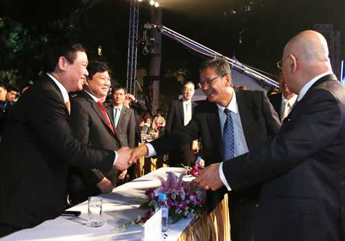 Ông Vương Đình Huệ bắt tay Bộ Kinh tế, Thương mại và Công nghiệp Nhật Bản Hayashi Moto