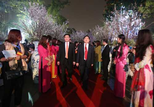 Ông Vương Đình Huệ đến dự sự kiện Giao lưu văn hóa Nhật Bản và tiếp nhận cây hoa anh đào tại Hà Nội