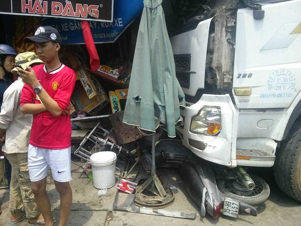 Do mất lái tài xế điều khiển xe tải đâm vào nhà dân.