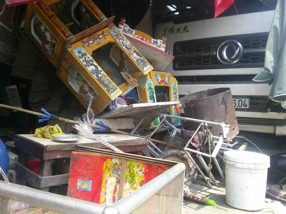 Xe tải đâm vào nhà dân, tài xế nhập viện cấp cứu