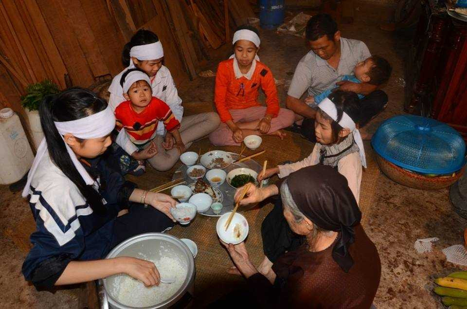 Mẹ những đứa trẻ này bị tai nạn tử vong, 23 ngày sau, bố các cháu đột tử qua đời.