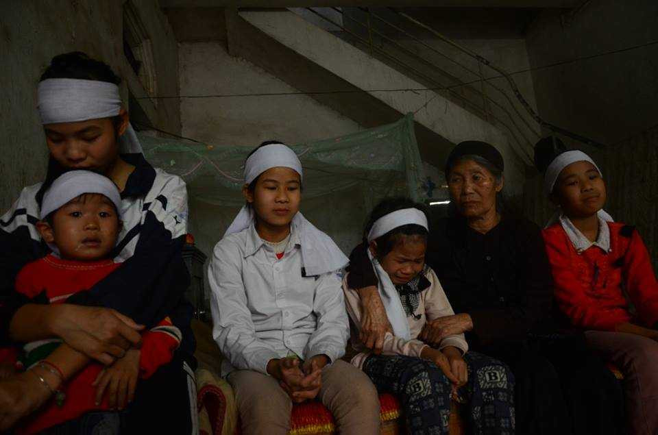 Bà Đoàn 83 tuổi bên bầy cháu nội nheo nhóc.