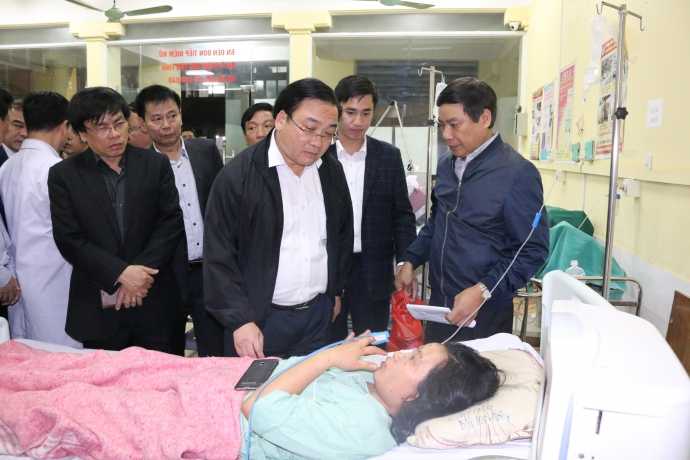 Bí thư Thành ủy Hà Nội Hoàng Trung Hải thăm nạn nhân vụ nổ tại Bệnh việnĐa khoa Hà Đông. Ảnh: hanoi.gov.vn