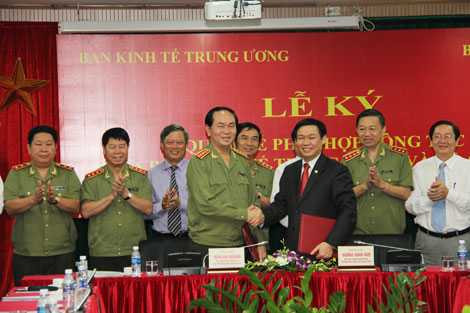 Bộ trưởng Trần Đại Quang và Trưởng Ban Kinh tế T.Ư Vương Đình Huệ tại lễ ký Quy chế phối hợp công tác giữa hai cơ quan