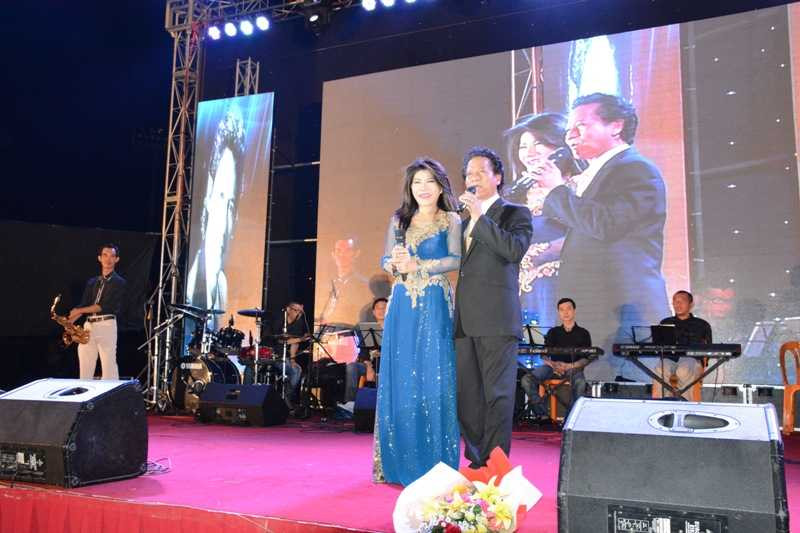 Chế Linh tình cảm bên Sơn Tuyền trên sân khấu