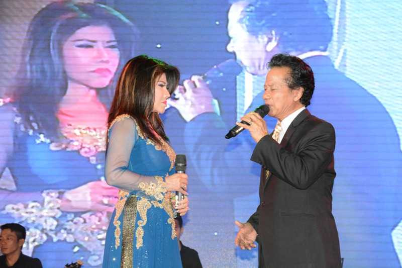 Chế Linh tình cảm bên Sơn Tuyền trên sân khấu