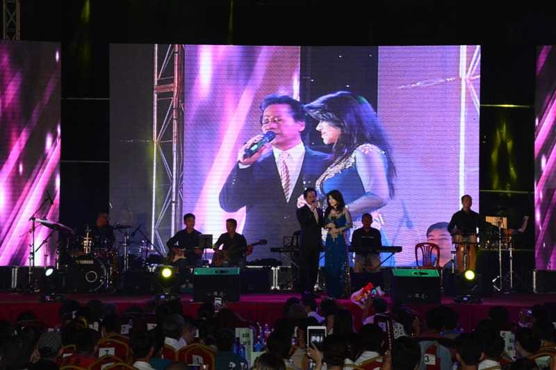 Chế Linh tình cảm bên Sơn Tuyền trên sân khấu