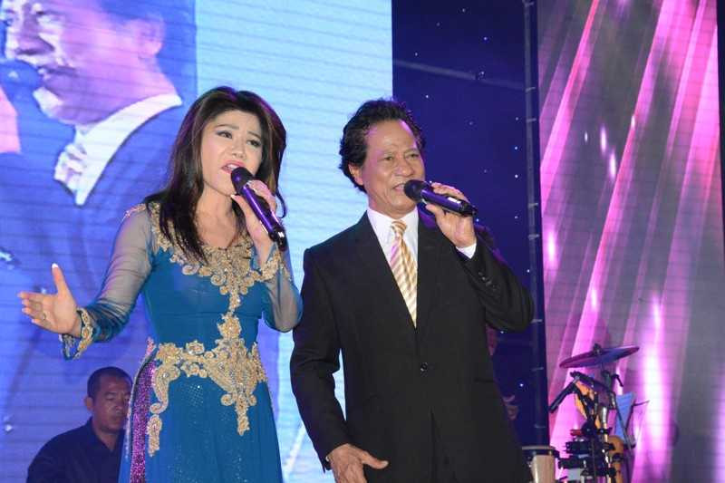 Chế Linh tình cảm bên Sơn Tuyền trên sân khấu