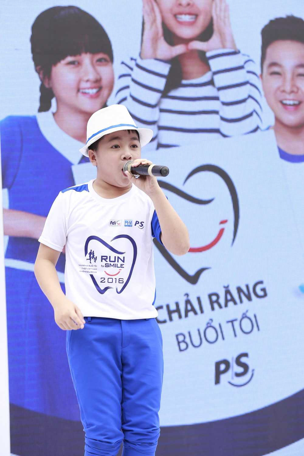 Con trai nuôi của danh hài Hoài Linh cũng được tạo điều kiện để phát triển năng khiếu nghệ thuật.