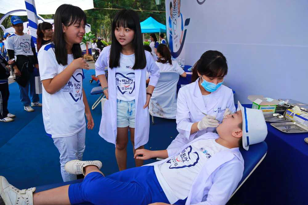 Hoàng Quân có dịp gặp gỡ nữ diễn viên nhí Thanh Mỹ (Tôi thấy hoa vàng trên cỏ xanh) và Hồng Khanh - con gái của Chiều Xuân.