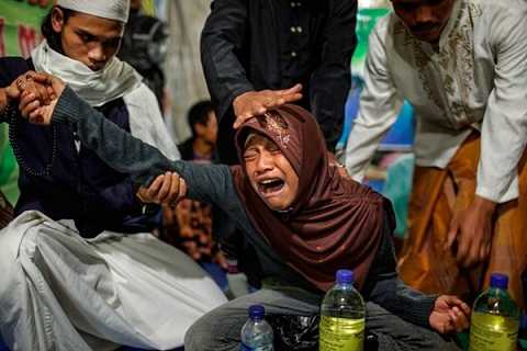 Muhammad đang được điều trị bằng liệu pháp tâm thần theo quy trình uống thức uống thảo dược, cầu nguyện, nôn mưa rồi bị thôi,mi ên. Muhammad đang được điều trị bằng liệu pháp tâm thần theo quy trình uống thức uống thảo dược, cầu nguyện, nôn mưa rồi bị thôi,mi ên.