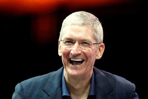 Tim Cook chuẩn bị nở nụ cười quen thuộc 