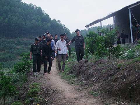 Các con bạc bị bắt giữ và Cảnh sát cơ động áp giải các đối tượng đánh bạc.